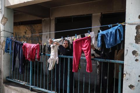 عائلات فلسطينية نزحت جراء الهجمات الإسرائيلية منذ 7 أكتوبر/تشرين الأول 2023، تأوي إلى مدرسة تابعة لوكالة الأونروا في حي تل الهوى بمدينة غزة. 26 يناير/كانون الثاني 2026، بعدسة عمر أشتوي