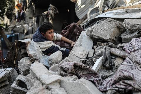 فلسطينيون يتفقدون منزلاً (تضرر سابقاً جراء غارة جوية إسرائيلية) انهار على سكانه، ما أسفر عن وفاة رجل ونجله الصغير في مخيم المغازي للاجئين وسط قطاع غزة، 5 يناير/كانون الثاني 2026. صورة: رمزي أبو عامر