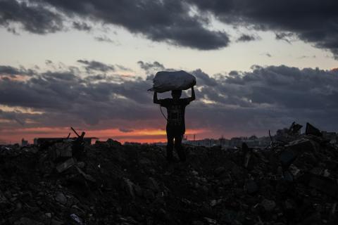 مشهدٌ لفلسطينيين نازحين يعيشون في خيام مؤقتة وسط الأنقاض في مخيم البريج للاجئين وسط قطاع غزة، بتاريخ 15 يناير/كانون الثاني 2026، حيث تكافح العائلات من أجل البقاء في ظل ظروف شتوية قاسية ودرجات حرارة متجمدة. تصوير: معز صالحي