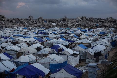 يكافح الفلسطينيون النازحون لمواصلة حياتهم اليومية وسط الأنقاض التي خلفتها الهجمات الإسرائيلية على غزة في 14 يناير/كانون الثاني 2026. صورة: عمر أشتوي