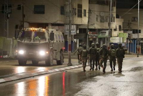 اقتحمت آليات عسكرية إسرائيلية المنطقة الشرقية من مدينة نابلس فجر اليوم، 29 يناير/كانون الثاني 2026، لتأمين دخول المستوطنين الإسرائيليين إلى قبر يوسف في مدينة نابلس بالضفة الغربية. (صورة: محمد ناصر/apaimages)