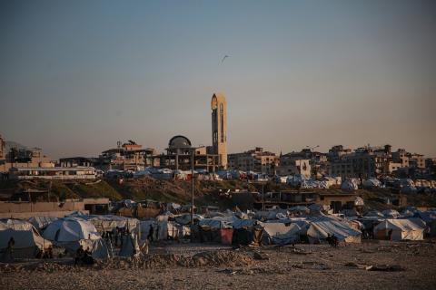 يقضي الفلسطينيون أوقاتهم على شاطئ البحر عند غروب الشمس في مدينة غزة، 16 يناير/كانون الثاني 2026. تصوير: عمر أشتوي