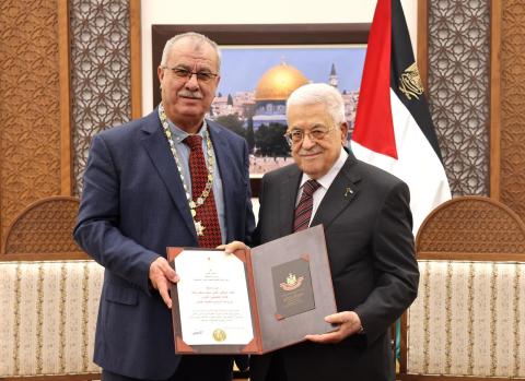 أبومازن يمنح القائد الوطني الكبير محمد بركة قلادة الكنعانيين الكبرى.jpg
