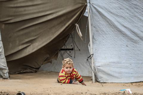 يتفقد فلسطينيون نازحون خيامهم بعد أن تضررت بشدة جراء عاصفة هوائية قوية ضربت مخيمًا للنازحين وسط قطاع غزة. 22 يناير/كانون الثاني 2026. تصوير: رمزي أبو عامر