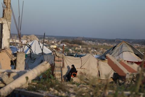 يمارس الفلسطينيون النازحون حياتهم اليومية في مخيم النصيرات بوسط قطاع غزة، في آخر يوم من عام 2025، في 31 ديسمبر/كانون الأول 2025، وسط ظروف إنسانية صعبة فرضها استمرار النزوح ونقص الاحتياجات الأساسية. صورة: رمزي أبو عامر