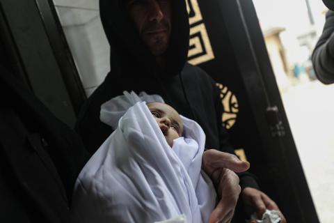 توفي الطفل علي أبو زور، البالغ من العمر ثلاثة أشهر، والذي وصل إلى مستشفى الشفاء في مدينة غزة، متأثراً بموجة البرد القارس التي ضربت مخيمات النازحين في غزة. 22 يناير/كانون الثاني 2026. صورة: عمر أشتوي
