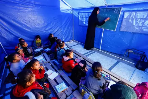 طلاب فلسطينيون نازحون يدرسون داخل خيمة بالقرب من «الخط الأصفر» الذي حددته إسرائيل في بيت لاهيا شمال قطاع غزة... 6 يناير 2026 (رويترز).webp