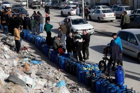 اصطفّ المواطنون في طوابير طويلة أمام محطات تعبئة الغاز في الخليل، وسط مخاوف من تفاقم أزمة نقص الغاز في الضفة الغربية،، 25 يناير/كانون الثاني 2026. صورة: مأمون وزواز