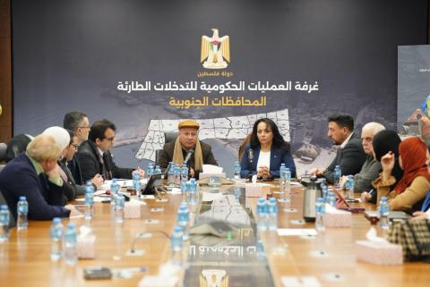 غرفة العمليات الحكومية تستعرض خطة التعافي وإعادة الإعمار لمخيمات اللاجئين في قطاع غزة.jpg