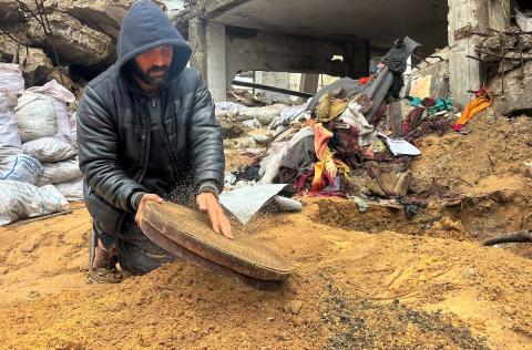 على مدى 160 يومًا، الفلسطيني اسماعيل ابو حماد (45 عامًا) يستخدم مجرفة وفأس ومنخل للعثور على رفات عائلته بعد أن فقد زوجته وأطفاله الـ6 في هجوم إسرائيلي استهدف منزله في حي الصبرة بمدينة غزة ، 19 يناير/كانون الثاني 2026. (صورة: مطر الزاق)
