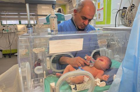 تتلقى الطفلة الفلسطينية دعاء قشطة، التي لم تتجاوز أيامًا معدودة من عمرها، العلاج في مستشفى ناصر بخان يونس، قطاع غزة، بسبب تورم حاد في حلقها يؤثر بشكل مباشر على تنفسها وتغذيتها، 18 يناير/كانون الثاني 2026. صورة: طارق محمد