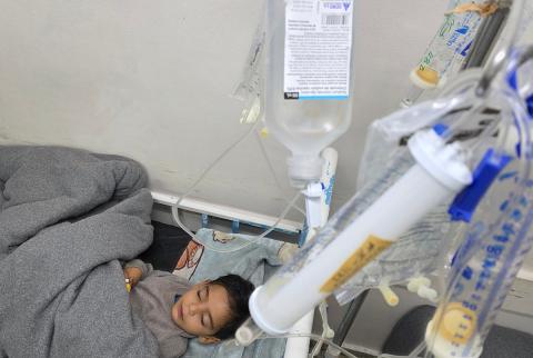 يتلقى أطفال مصابون بالتهاب السحايا العلاج في مستشفى ناصر بخان يونس، وسط تحذيرات طبية من تفشٍّ مقلق للمرض داخل خيام النازحين بسبب الاكتظاظ الشديد وسوء الصرف الصحي، مما يخلق بيئة خصبة للأوبئة، 30 يناير/كانون الثاني 2026. تصوير: طارق محمد