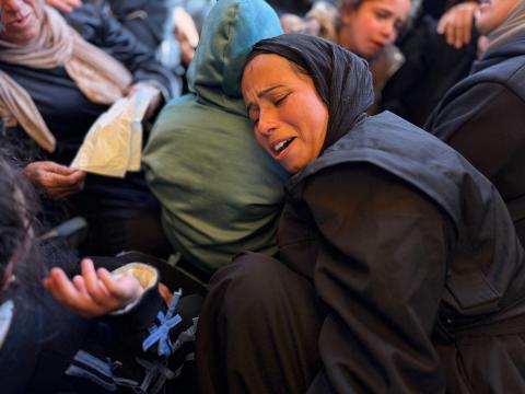فلسطينيون ينعون جثمان الشهيد محمد خالد القهوجي في مجمع ناصر الطبي بمدينة خان يونس، جنوب قطاع غزة، ١٠ يناير/كانون الثاني ٢٠٢٦. تصوير: محمد سلامة