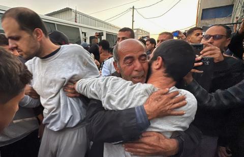 7 يناير/كانون الثاني 2026، نُقل أسرى فلسطينيون أفرج عنهم الجيش الإسرائيلي بواسطة مركبات تابعة للصليب الأحمر إلى مستشفى شهداء الأقصى لإجراء فحوصات طبية في دير البلح، وسط قطاع غزة. (صورة: أحمد إبراهيم)
