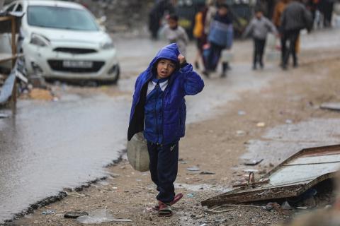 يواصل الفلسطينيون النازحون، الذين لجأوا إلى خيام مؤقتة ومدارس أو منازل متضررة بشدة، حياتهم وسط الأزمة الإنسانية المستمرة الناجمة عن الحصار الإسرائيلي في مخيم جباليا، شمال قطاع غزة، في 18 يناير/كانون الثاني 2026. صورة: عمر أشتوي