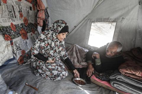 تجلس الفلسطينية سحر محمود التلولي، 43 عامًا، داخل خيمة في مخيم البريج للاجئين وسط قطاع غزة، بعد أن أصيبت يدها اليسرى وتشوهت جراء القصف الإسرائيلي، وذلك بعد نزوحها المتكرر من شمال القطاع.تصوير: معز صالحي
