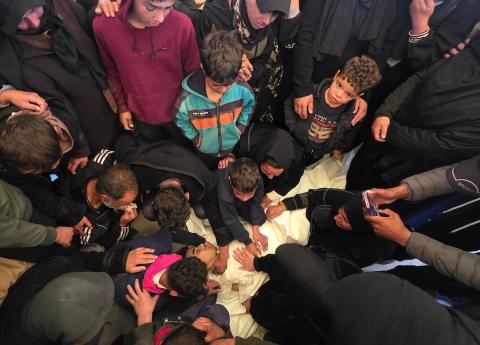 ودّع الفلسطينيون جثمان الطفل حسين أبو سبلة، البالغ من العمر 17 عامًا، في مستشفى ناصر بمدينة خان يونس جنوب قطاع غزة. وقد استشهد أبو سبلة بنيران الجيش الإسرائيلي قرب منطقة التحلية، شرق خان يونس. 19 يناير/كانون الثاني 2026.صورة:(طارق محمد)