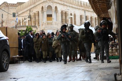 جولة استفزازية للمستوطنين بحماية قوات جيش الاحتلال الإسرائيلي في مدينة الخليل، جنوب الضفة الغربية ، 10 يناير/كانون الثاني 2026. تصوير مأمون وزواز