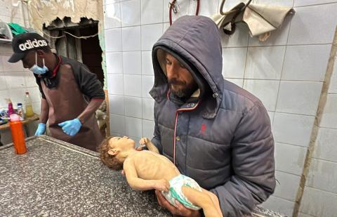  توفي الطفل الفلسطيني محمد بسيوني، البالغ من العمر عامًا واحدًا، نتيجة البرد القارس في دير البلح بقطاع غزة في 13 يناير/كانون الثاني 2026. (صورة: أحمد إبراهيم)