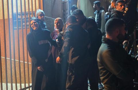 وصلت جثة مواطن وعدة مصابين إلى مجمع ناصر الطبي عقب هجوم إسرائيلي على خيمة تأوي نازحين في منطقة العطار (المواصي) بخان يونس، جنوب قطاع غزة، في 8 يناير/كانون الثاني 2026. (صورة: طارق محمد)