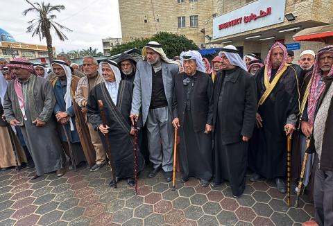 التجمع الوطني للقبائل والعشائر والعائلات الفلسطينية ينظم وقفة في دير البلح دعمًا للجنة الوطنية الفلسطينية لإدارة قطاع غزة، ١٨ يناير/كانون ثاني ٢٠٢٦. صورة: أحمد إبراهيم