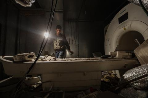 مستشفى الشفاء في غزة يفتقر إلى المعدات الطبية وتحديدًا جهاز التصوير بالرنين المغناطيسي، بعد أن دمّر الجيش الإسرائيلي معظم المعدات خلال الحرب، 31 ديسمبر/كانون الأول 2025. صورة: عمر أشتوي
