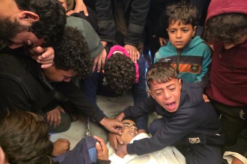 ودّع الفلسطينيون جثمان الطفل حسين أبو سبلة، البالغ من العمر 17 عامًا، في مستشفى ناصر بمدينة خان يونس جنوب قطاع غزة. وقد استشهد أبو سبلة بنيران الجيش الإسرائيلي قرب منطقة التحلية، شرق خان يونس. 19 يناير/كانون الثاني 2026.صورة:(طارق محمد)