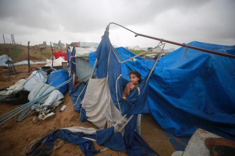 يحاول فلسطينيون استعادة ممتلكاتهم من موقع غارة جوية إسرائيلية استهدفت خيامًا في مدينة غزة ليلة أمس، 9 يناير/كانون الثاني 2026. صورة: عمر أشتوي
