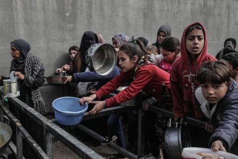 تجمع فلسطينيون نازحون داخلياً في مطبخ خيري لتلقي حصص غذائية محدودة وسط نقص حاد في الغذاء، في مخيم النصيرات للاجئين وسط قطاع غزة، 21 يناير/كانون الثاني 2026. صورة: معز صالحي