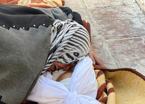 فلسطينيون ينعون جثمان رجل في مجمع الشفاء الطبي بمدينة غزة بعد وصوله إلى المستشفى إثر إصابته بجروح جراء غارة إسرائيلية، وسط مشاهد من الحزن والغضب،1 يناير/كانون الثاني 2026. تصوير: عمر أشتوي