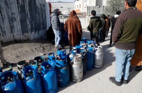 اصطفّ المواطنون في طوابير طويلة أمام محطات تعبئة الغاز في الخليل، وسط مخاوف من تفاقم أزمة نقص الغاز في الضفة الغربية،، 25 يناير/كانون الثاني 2026. صورة: مأمون وزواز