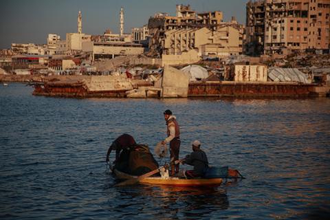 يقضي الفلسطينيون أوقاتهم على شاطئ البحر عند غروب الشمس في مدينة غزة، 16 يناير/كانون الثاني 2026. تصوير: عمر أشتوي
