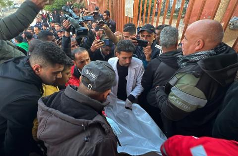 شارك فلسطينيون في موكب جنازة جثمانين، أحدهما لطفل، في مستشفى ناصر بخان يونس. وقد قُتلا في غارة جوية إسرائيلية استهدفت منطقة المواسي غرب خان يونس جنوب قطاع غزة، يوم الاثنين 5 يناير/كانون الثاني 2026. (صورة: طارق محمد)