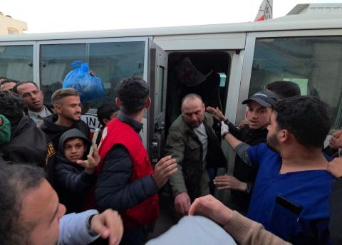 نُقل سبعة أسرى فلسطينيين أفرجت عنهم القوات الإسرائيلية إلى مستشفى شهداء الأقصى عبر اللجنة الدولية للصليب الأحمر، في دير البلح، وسط قطاع غزة، بتاريخ 25 يناير/كانون الثاني 2026. (صورة: أحمد إبراهيم)