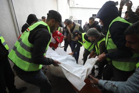 وصلت جثتا صحفيين اثنين تابعين للجنة المصرية إلى مستشفى الشفاء في غزة، بعد هجوم إسرائيلي استهدف سيارة تابعة للجنة في منطقة نتساريم وسط قطاع غزة. 21 يناير/كانون الثاني 2026. صورة: عمر أشتوي