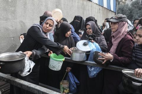 قطاع غزة: وجبات ساخنة وزعتها إحدى الجمعيات الخيرية في مخيم النصيرات للاجئين، وسط نقص حاد في الغذاء ناجم عن الهجمات الإسرائيلية المستمرة وتدهور الأوضاع الإنسانية 26 يناير/كانون الثاني 2026. تصوير: معز صالحي