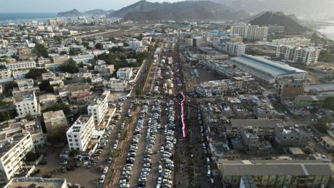 لقطة جوية تظهر حشودًا في تجمع للمجلس الانتقالي الجنوبي في عدن، اليمن، 21 كانون الأول 2025. (رويترز).jpeg