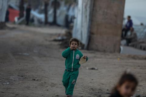 يسير فلسطينيون في شوارع مدينة غزة، وسط الأنقاض والدمار الذي خلفته الحرب الإسرائيلية، في 10 يناير/كانون الثاني 2026، بينما تستمر الحياة اليومية في ظل ظروف صعبة. صورة: عمر أشتوي