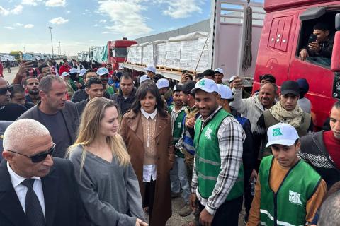 أنجلينا جولي تتحدث إلى عمال منظمات الإغاثة عند معبر رفح الحدودي المصري (أ.ف.ب).jpeg