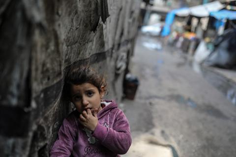 يعيش الفلسطينيون النازحون في خيام وملاجئ مؤقتة في مدارس الأونروا بعد أن دمرت الغارات الجوية الإسرائيلية منازلهم. وتمنعهم القيود التي يفرضها