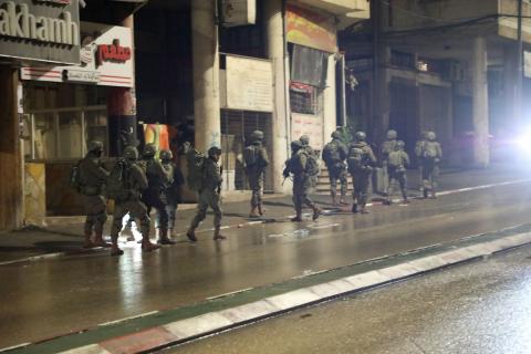 اقتحمت آليات عسكرية إسرائيلية المنطقة الشرقية من مدينة نابلس ، 29 يناير/كانون الثاني 2026، لتأمين دخول المستوطنين الإسرائيليين إلى قبر يوسف في مدينة نابلس بالضفة الغربية. (صورة: محمد ناصر/apaimages)