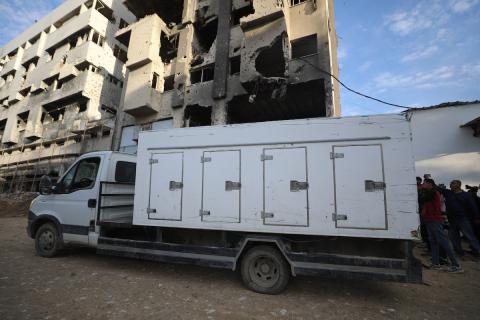 وصول 15 جثة لفلسطينيين سلمتها إسرائيل عبر اللجنة الدولية للصليب الأحمر إلى مجمع الشفاء الطبي في مدينة غزة، 29 يناير/كانون الثاني 2026. تصوير: عمر أشتوي