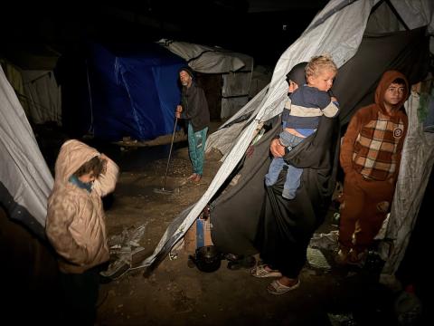 يُكافح الفلسطينيون النازحون، الذين يعيشون في خيام مؤقتة، من أجل البقاء في ظل ظروف قاسية ومعاناة متفاقمة، حيث اقتلعت الأمطار الغزيرة والعواصف العديد من خيامهم وأغرقتها في مدينة خان يونس جنوب قطاع غزة. 9 يناير/كانون الثاني 2026. صورة: محمد سلامة