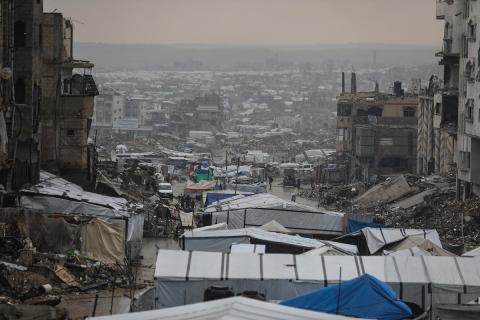 يواصل الفلسطينيون النازحون، الذين لجأوا إلى خيام مؤقتة ومدارس أو منازل متضررة بشدة، حياتهم وسط الأزمة الإنسانية المستمرة الناجمة عن الحصار الإسرائيلي في مخيم جباليا، شمال قطاع غزة، في 18 يناير/كانون الثاني 2026. صورة: عمر أشتوي