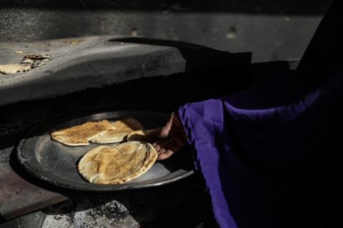 عائلات فلسطينية نزحت جراء الهجمات الإسرائيلية منذ 7 أكتوبر/تشرين الأول 2023، تأوي إلى مدرسة تابعة لوكالة الأونروا في حي تل الهوى بمدينة غزة. 26 يناير/كانون الثاني 2026، بعدسة عمر أشتوي