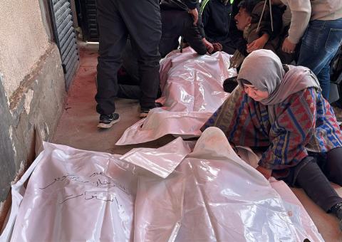 ودّع فلسطينيون ثلاثة جثامين في مستشفى شهداء الأقصى، بينهم أب وطفله، قُتلا بنيران الجيش الإسرائيلي شرق دير البلح في وسط قطاع غزة، في 21 ينايركانون الثاني 2026. (صورة أحمد إبراهيم)