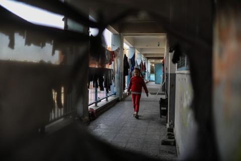 عائلات فلسطينية نزحت جراء الهجمات الإسرائيلية منذ 7 أكتوبر/تشرين الأول 2023، تأوي إلى مدرسة تابعة لوكالة الأونروا في حي تل الهوى بمدينة غزة. 26 يناير/كانون الثاني 2026، بعدسة عمر أشتوي