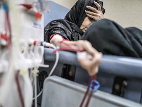 يخضع مرضى فلسطينيون مصابون بالفشل الكلوي لجلسات غسيل الكلى في مستشفى شهداء الأقصى بدير البلح، وسط وانتظار مستمر لفتح معبر رفح لتلقي العلاج خارج قطاع غزة، 1 فبراير/شباط 2026. تصوير: رمزي أبو عامر