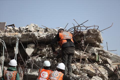 فرق الدفاع المدني التنسيق مع اللجنة الدولية للصليب الأحمر تطلق حملةً لانتشال نحو 67 جثة من عائلة أبو نصر، من تحت أنقاض منزل استهدفه الجيش الإسرائيلي خلال الحرب في بيت لاهيا، شمال قطاع غزة. 15 فبراير/شباط 2026. صورة: عمر أشتوي