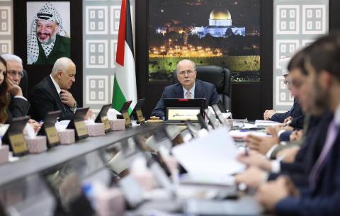 افتتح رئيس الوزراء الفلسطيني محمد مصطفى الاجتماع الأسبوعي لمجلس الوزراء في رام الله، حيث أطلع الأعضاء على آخر التطورات السياسية والدبلوماسية المتعلقة بالقضية الفلسطينية. رام الله، الضفة الغربية، 24 فبراير/شباط 2026.